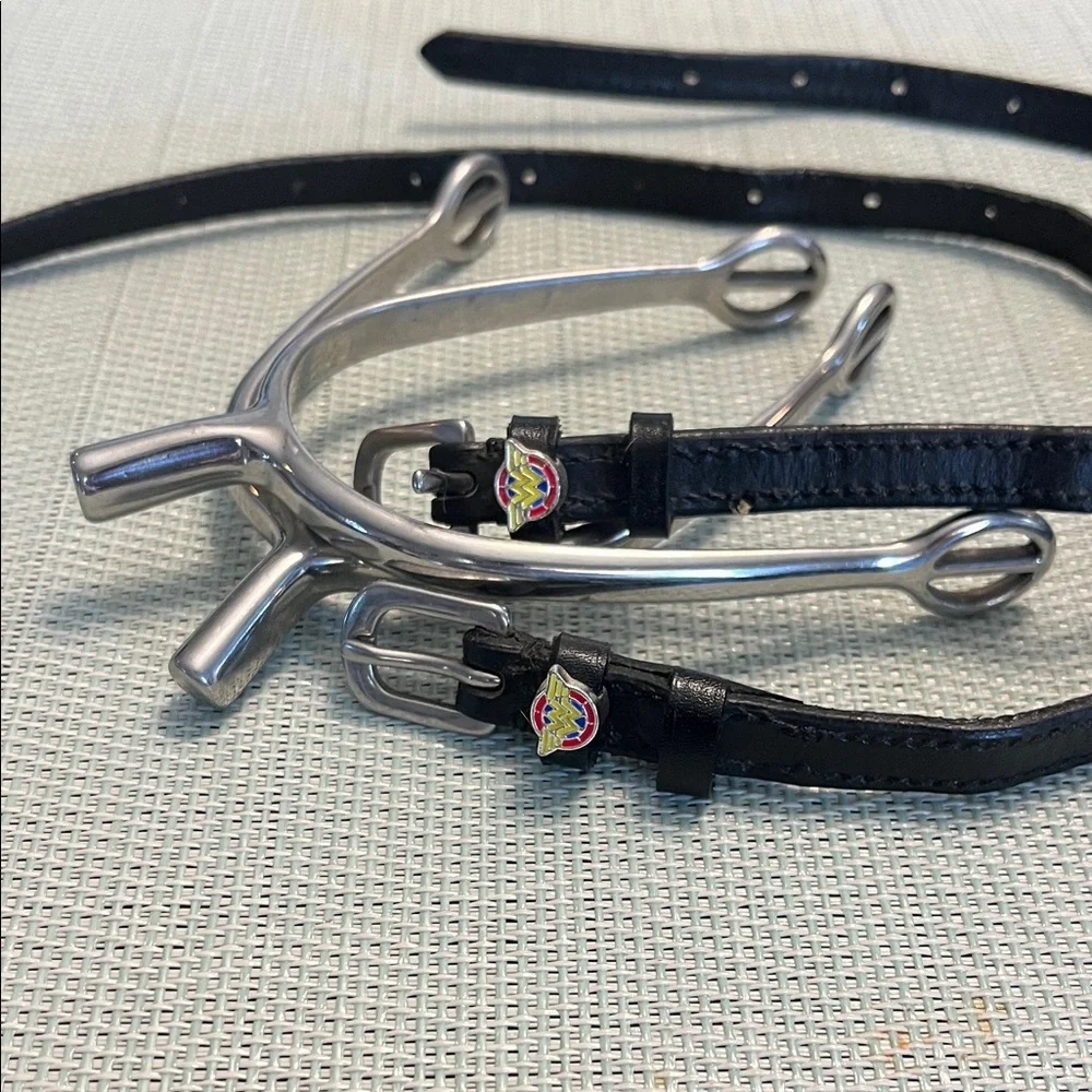 Black Leather Wonder Woman Spur Straps with Silver Spurs - Picture 1 of 2